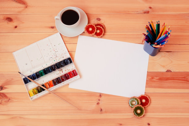 水彩画，彩色铅笔，咖啡杯，草莓果冻和猕猴桃果冻甜饼干和白色的木片背景。图片下载