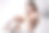 美女肖像美女躺在镜子上。自然妆容，珠宝戒指戴在手指上图片下载