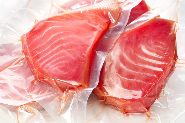 冷冻金枪鱼牛排真空与冰在柜台上的鱼市场。健康食品和营养理念素材图片