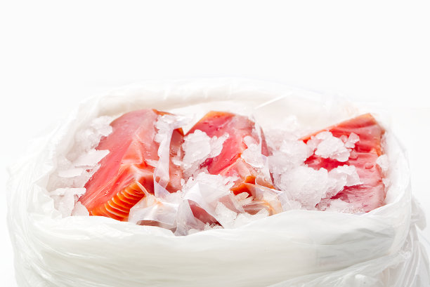 真空冷冻金枪鱼排，塑料袋装冰块，新鲜食品配送理念。海鲜图片下载