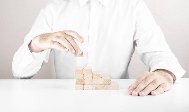 商人用木块搭梯子。业务增长和成功的概念。图片下载