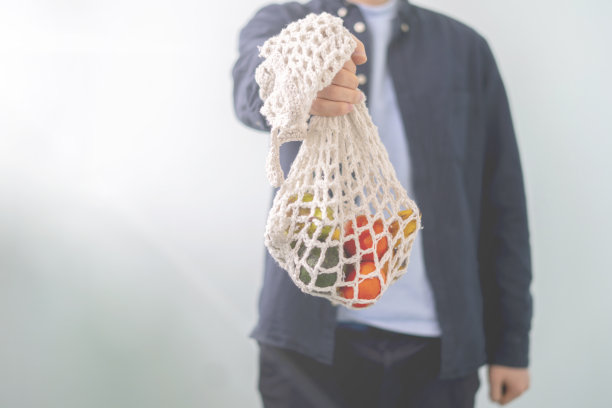 人拿着网袋新鲜生水果和蔬菜，环保零浪费谈话图片下载