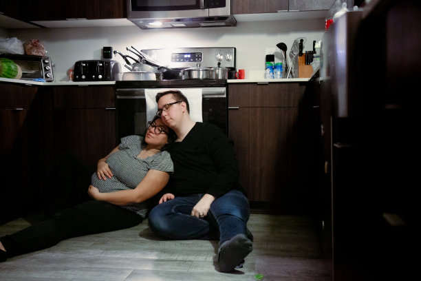 Covid-19困难时期疲惫的父母图片下载