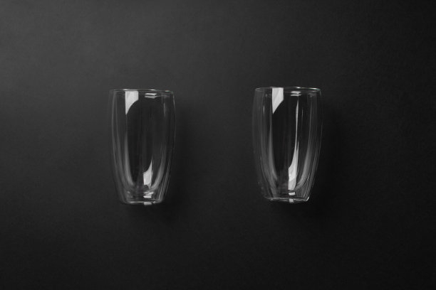 黑色背景上的空拿铁杯图片下载