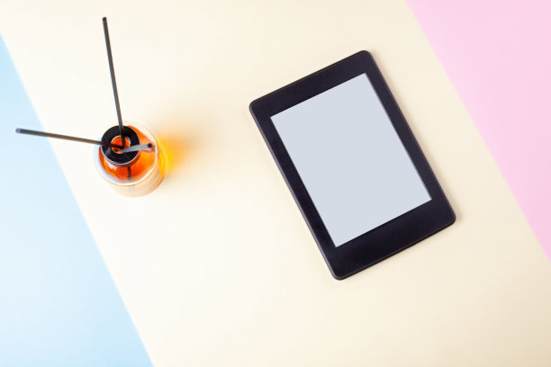 电子书阅读器和香气扩散几何背景，平静阅读和放松图片下载