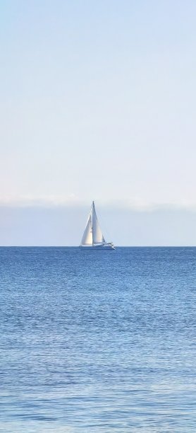 蓝色海洋中的帆船图片下载