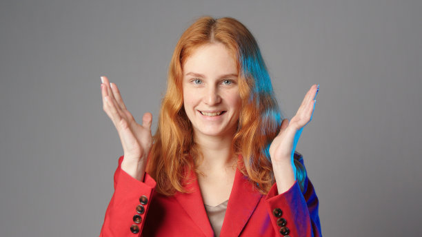 年轻的白种女人惊讶地被隔离在灰色的拷贝空间图片下载