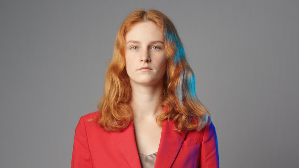 年轻的白人妇女在灰色的版面上摆出孤立的姿势图片下载