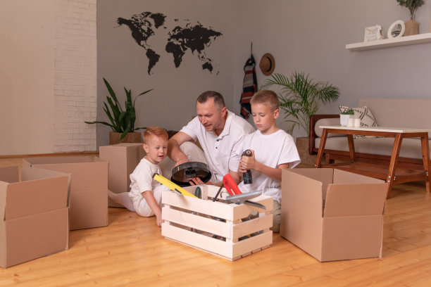 儿子和父亲修理房子。工具箱图片下载