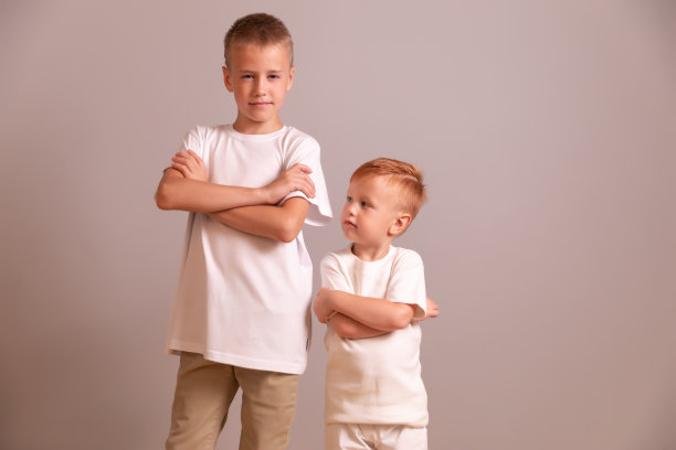 快乐少年和儿童肖像户外图片下载