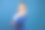 穿着蓝色夹克和紫色领结的滑稽商务女士。工作室肖像在蓝色背景图片下载