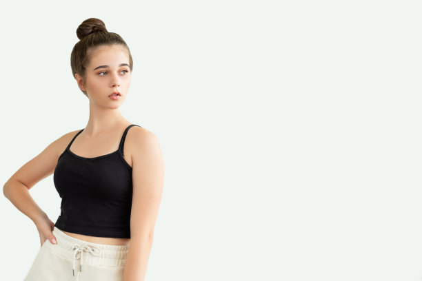 运动风格休闲看起来漂亮的年轻女子图片下载