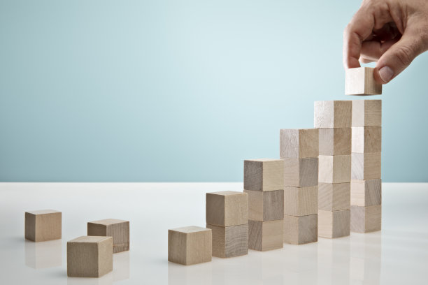 蓝色背景上的方块象征业务增长图片下载