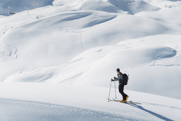 徒步旅行者在山上欣赏风景图片下载