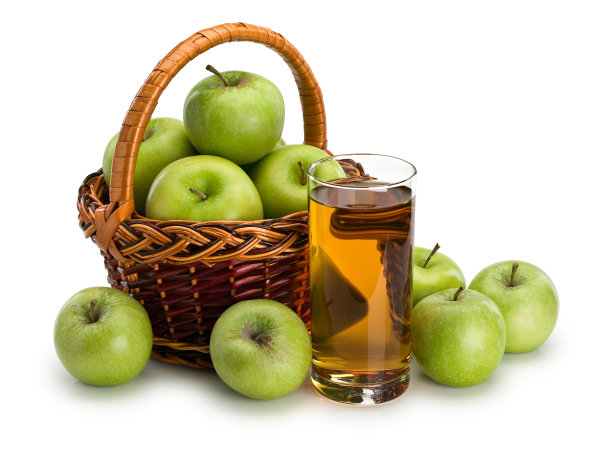 装苹果汁的玻璃杯和装青苹果水果的篮子图片下载