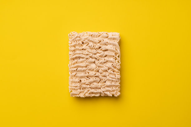 在黄色背景下的方便面干蛋面成型图片下载