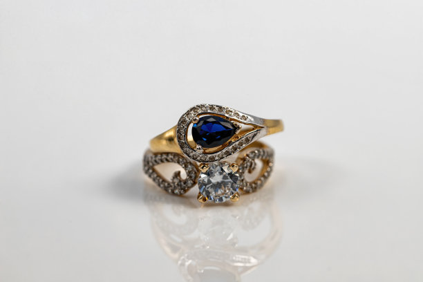 两个造型优雅的黄水晶和钻石金戒指图片下载