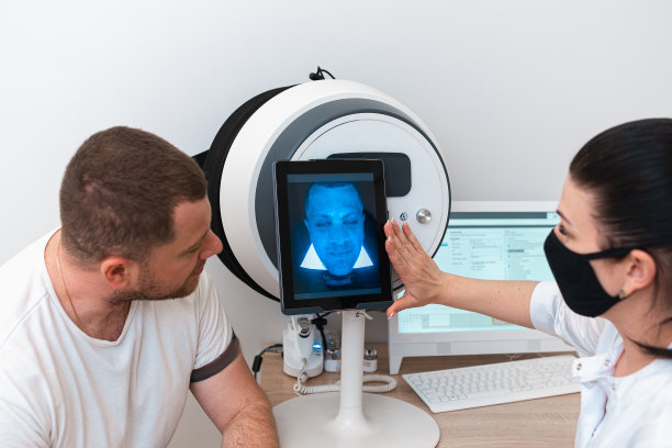 在现代美容设备上使用木灯对面部皮肤状况的调查图片下载