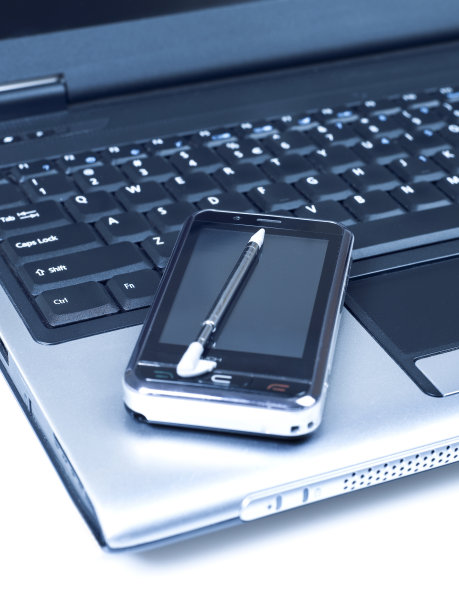 手机和笔在笔记本电脑上图片下载