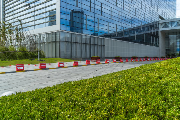 现代化办公大楼附近美丽的绿色草地图片下载