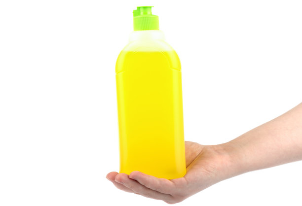 人的手掌上有一个装有化学液体的塑料瓶。图片下载
