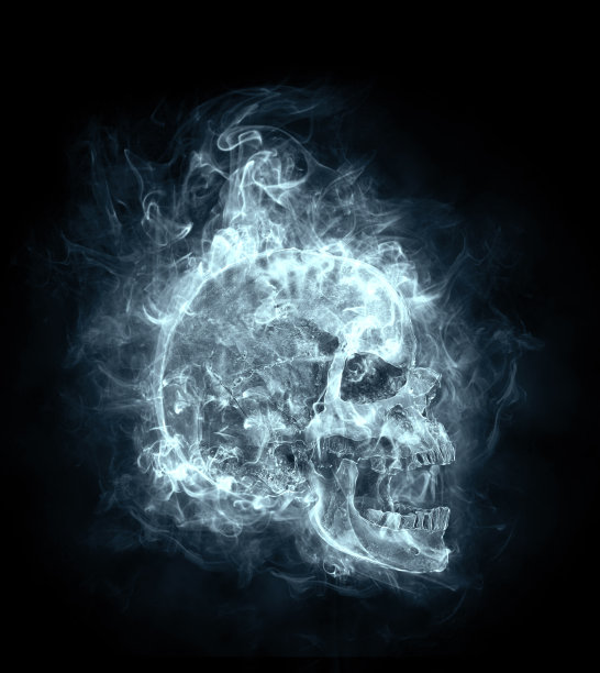 骷髅在烟雾中，在黑色的背景上飞行图片下载