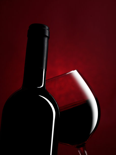红酒瓶和玻璃特写图片下载