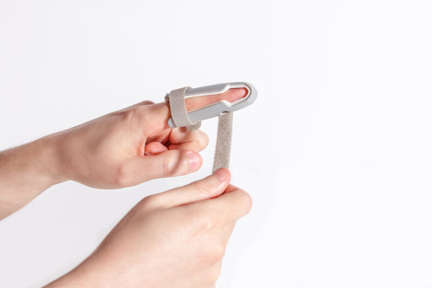 一个用塑料夹板连接皮带的人图片下载