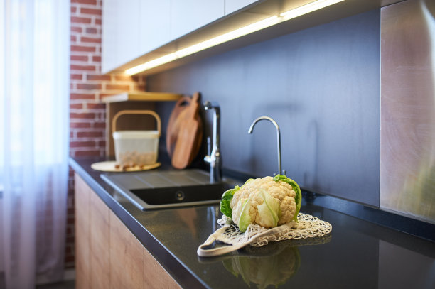 厨房用具，装饰和厨房用具在现代厨房内部特写。花椰菜在前景图片下载