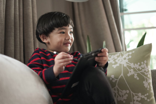 小男孩使用钢笔绘画数码平板电脑图片下载