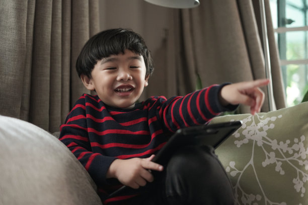 小男孩使用钢笔绘画数码平板电脑图片下载