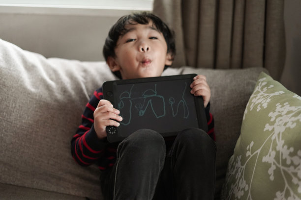 小男孩用钢笔画数字板图片下载