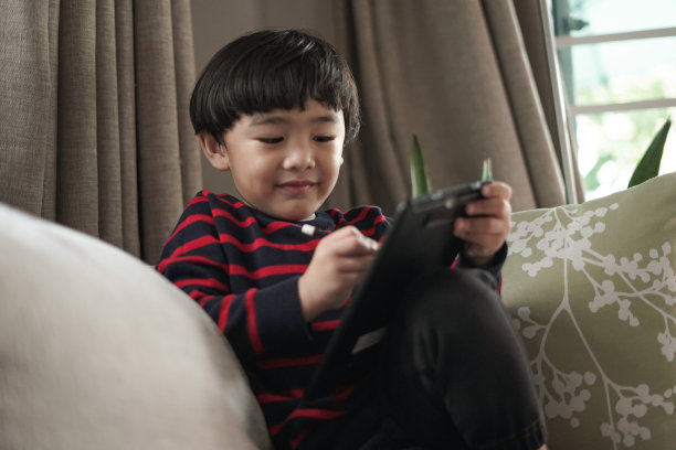 小男孩用钢笔画数字板图片下载