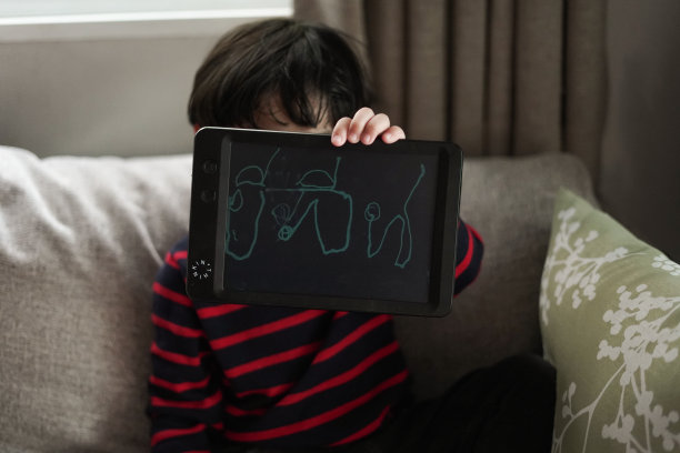 小男孩用钢笔画数字板图片下载