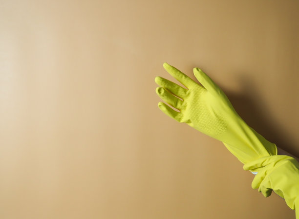 戴着黄色橡胶手套的女人图片下载