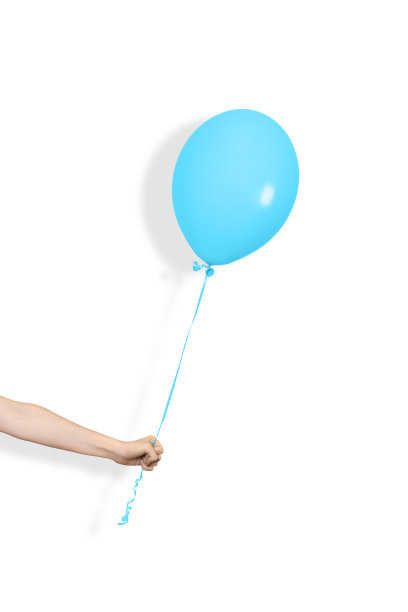 手拿蓝色气球。政党或目前的概念。蓝色气球和手孤立在白色背景图片下载