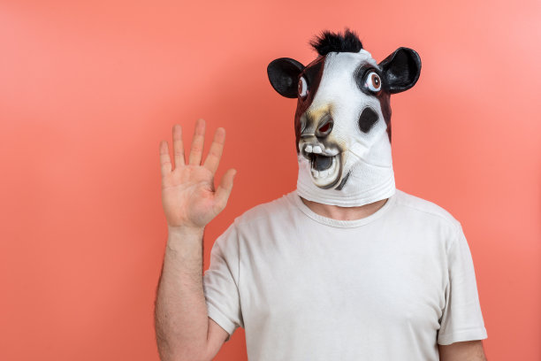 一个伪装成牛的人用手指数着数字五图片下载