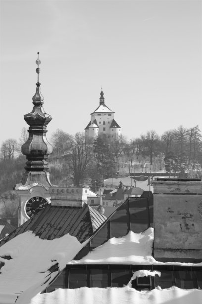 斯蒂亚夫尼察-斯洛伐克-联合国教科文组织的纪念碑-冬天夜晚小镇的屋顶。图片下载