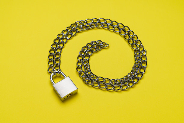 挂锁和链条上的颜色背景图片下载