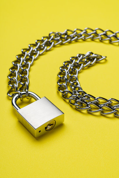 挂锁和链条上的颜色背景图片下载