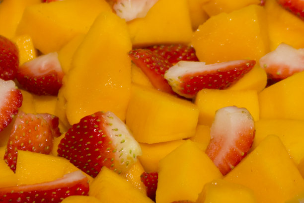 芒果和草莓。美味的水果沙拉。健康食物的特写照片。图片下载