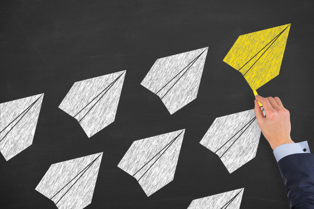 以黑板为背景的箭头领导概念图片下载