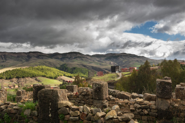 这是阿尔及利亚罗马小镇Cuicul山上美丽的天空和树木的风景照片图片下载