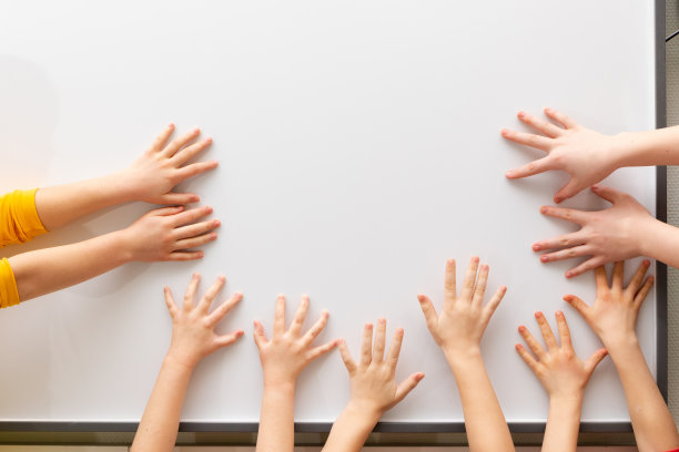 孩子们的手放在黑板的白色背景上。空白的题字空间图片下载