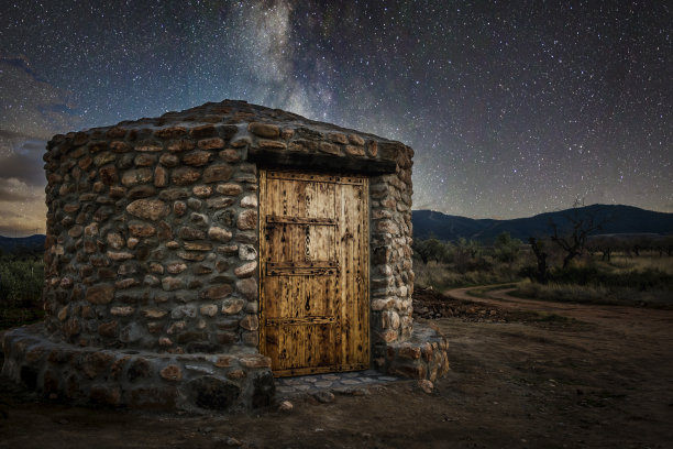 在拥有银河和星空的里奥哈葡萄园里建造。概念晚上的照片图片下载
