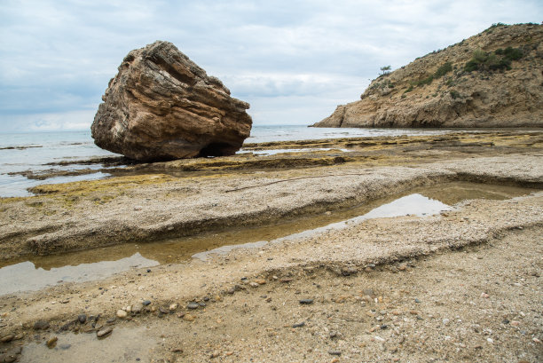 海滩上的一块大石头图片下载