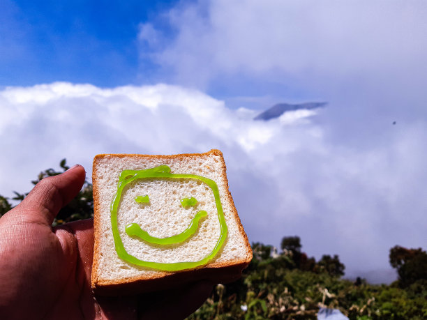一个带笑脸的小圆面包图片下载