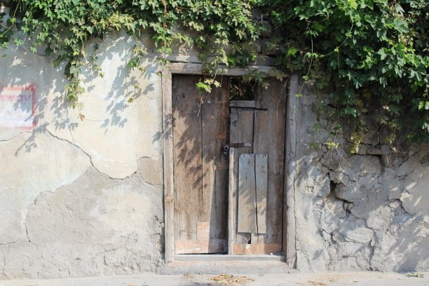 一扇用石头砌成的旧门图片下载