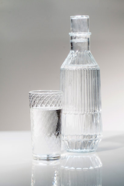 一个酒瓶和一杯饮用水。图片下载