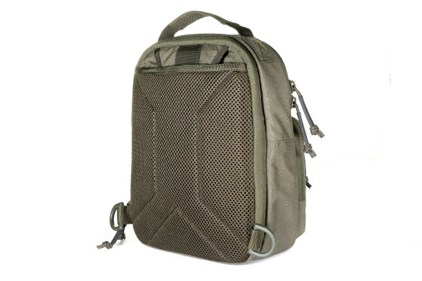 小军队战斗背包孤立在白色背景，工作室拍摄图片下载